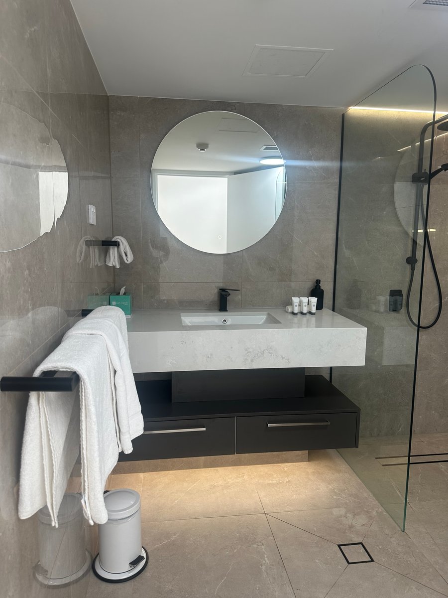 TWO BEDROOM SUITE - 1 QUEEN & 3 SINGLES