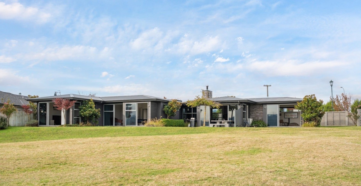 Large Modern Home Great Location & Has Wifi