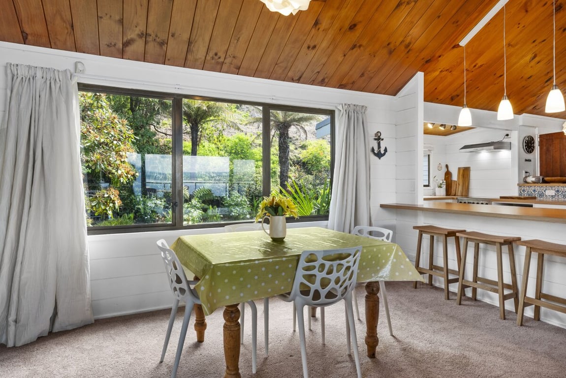 Acacia Cottage - Lake Views & Laid-Back Living
