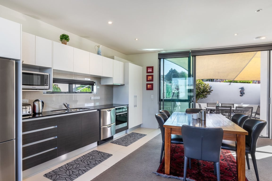Modern Apartment Central With Wi-Fi & Linen