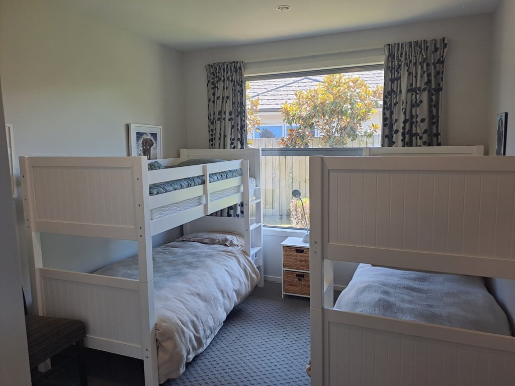 Large Modern Home Great Location & Has Wifi