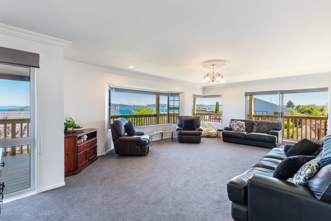The Golders Getaway: Space for 2 families