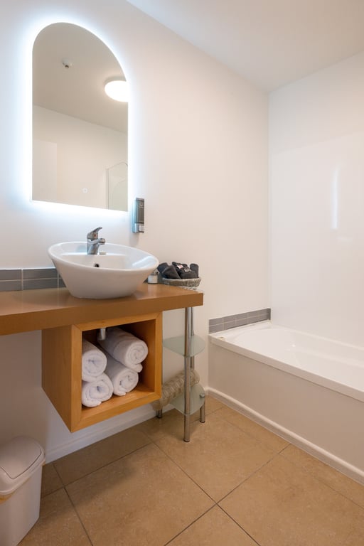 Upper Level 2 Bedroom King