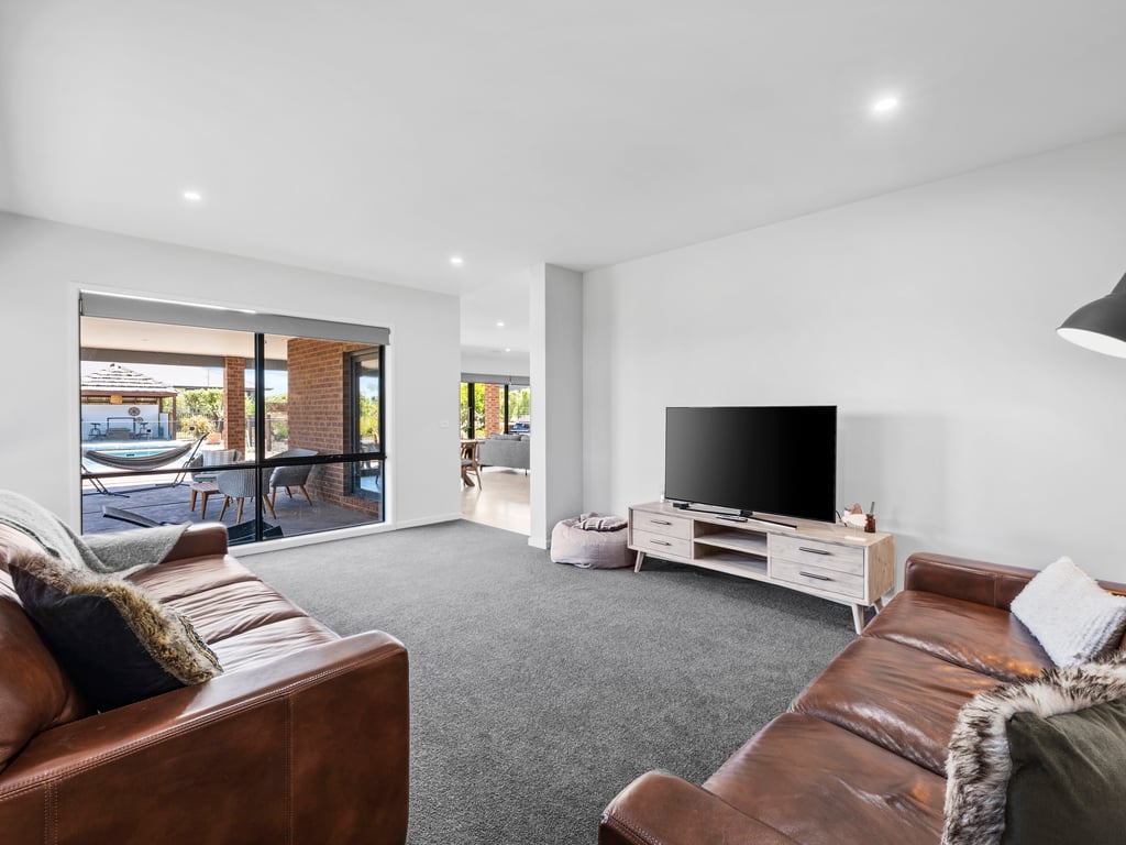 Dan's Rise - Family home with pool