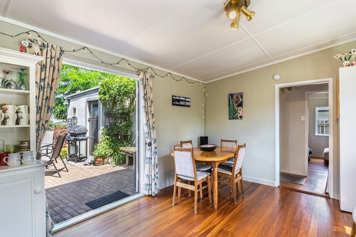 Plum Tree Retreat - Centrally Located Cottage