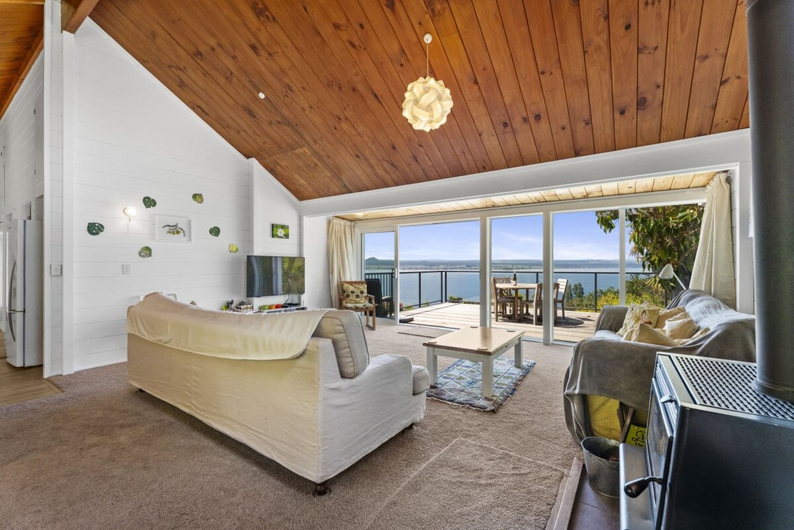 Acacia Cottage - Lake Views & Laid-Back Living