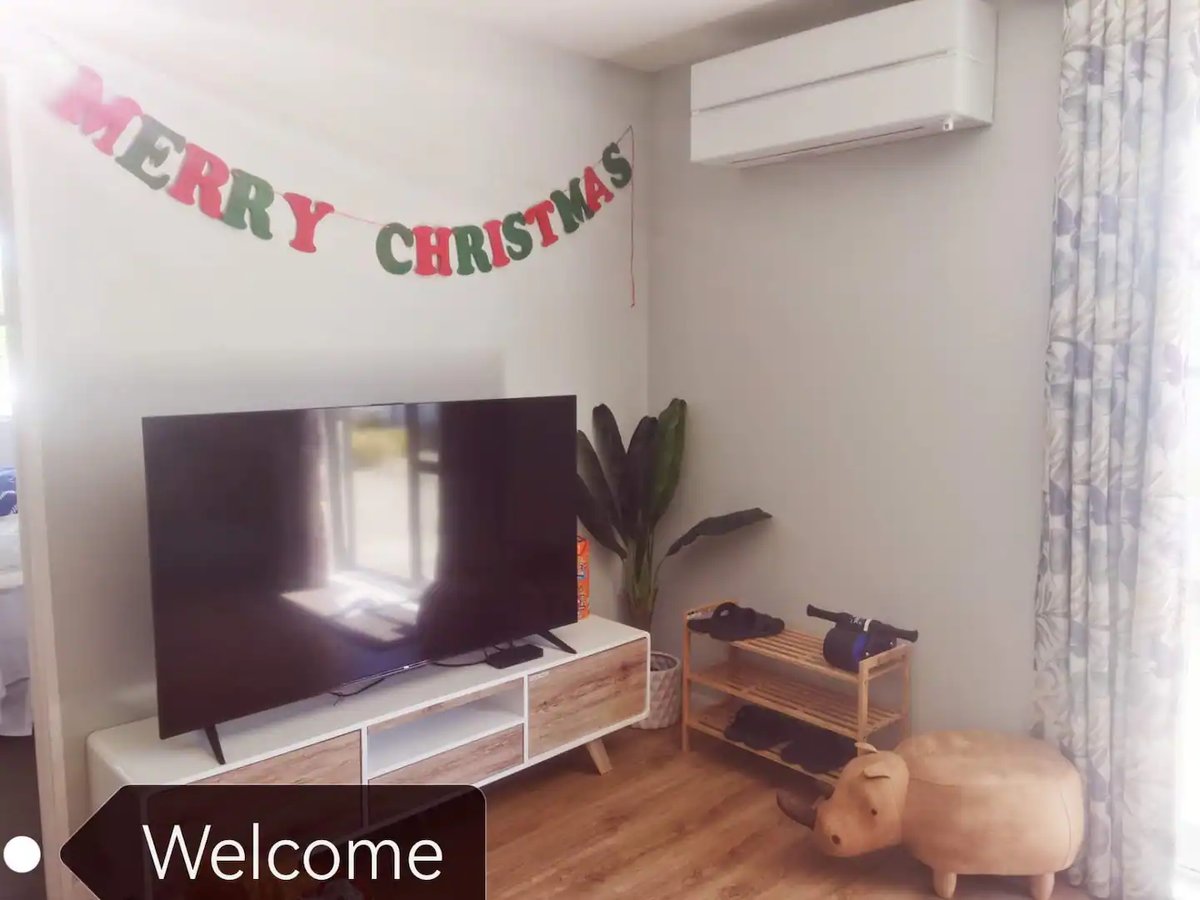 New, family friendly warm unit, free parking