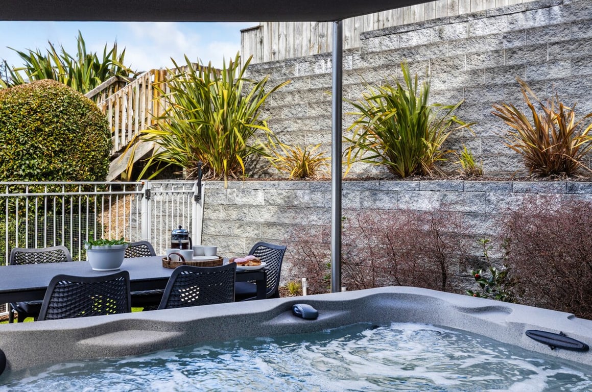 Stylish Riverside Retreat With Spa