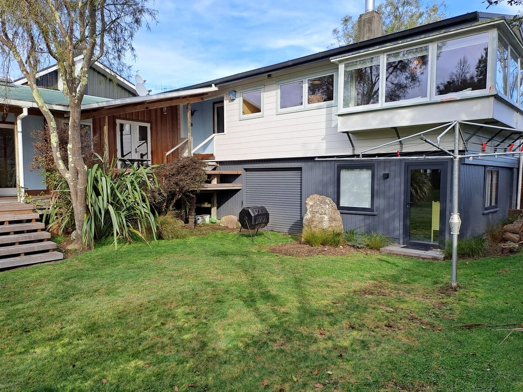Beach Magic - Large Lakeside Home With Wi-Fi