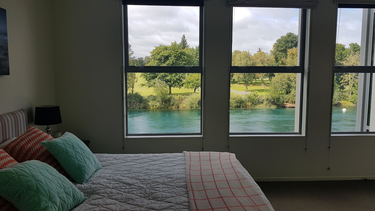 Modern Riverside Apartment - Stunning Views