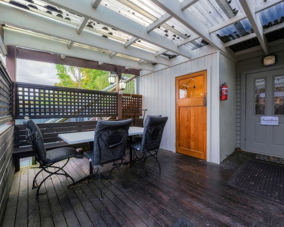 Cozy Corner at Jollies (Pet Friendly) 