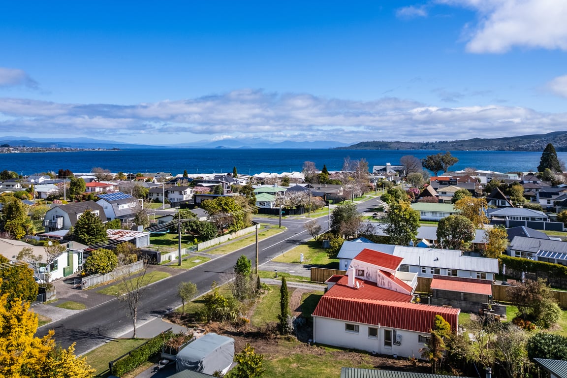Tui Street Escape – Classic Comfort Near the Lake