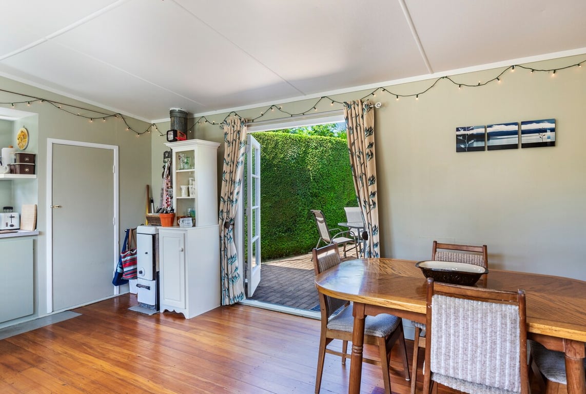 Plum Tree Retreat - Centrally Located Cottage