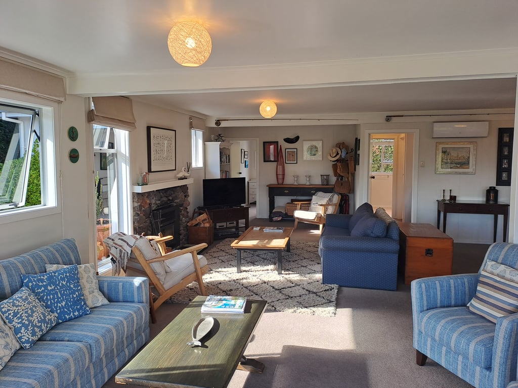 Teti Bay Bach - Great Outdoor Living And Just A Short Walk To The Lake!