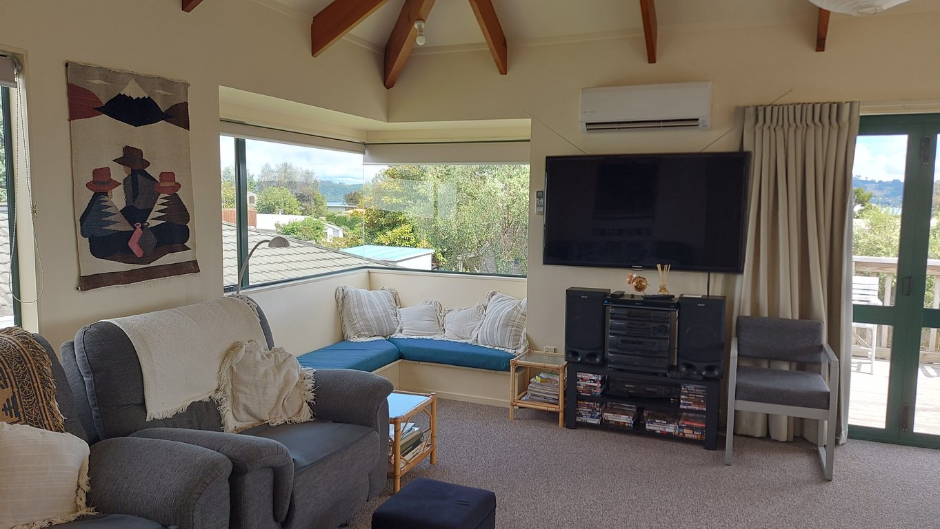 The Lake House - Wharewaka Point Bach