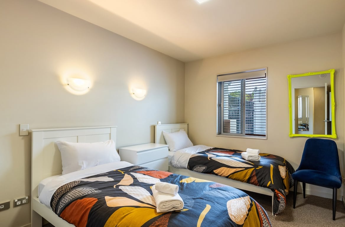 Central Stylish Apartment - Walk To Lake Shops & Cafes
