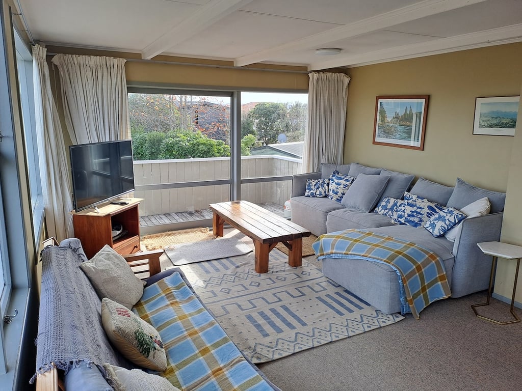 Pencarrow Lodge - Classic Kiwi Bach Close To Lake