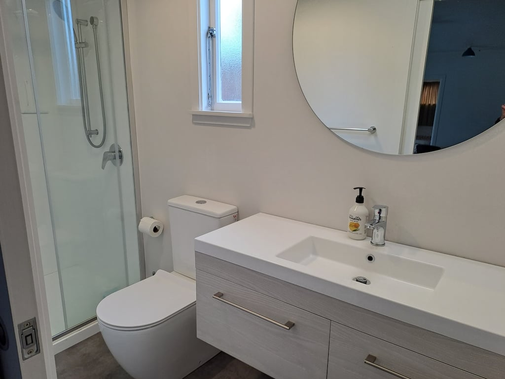 Large Home In Richmond Heights Includes Wifi