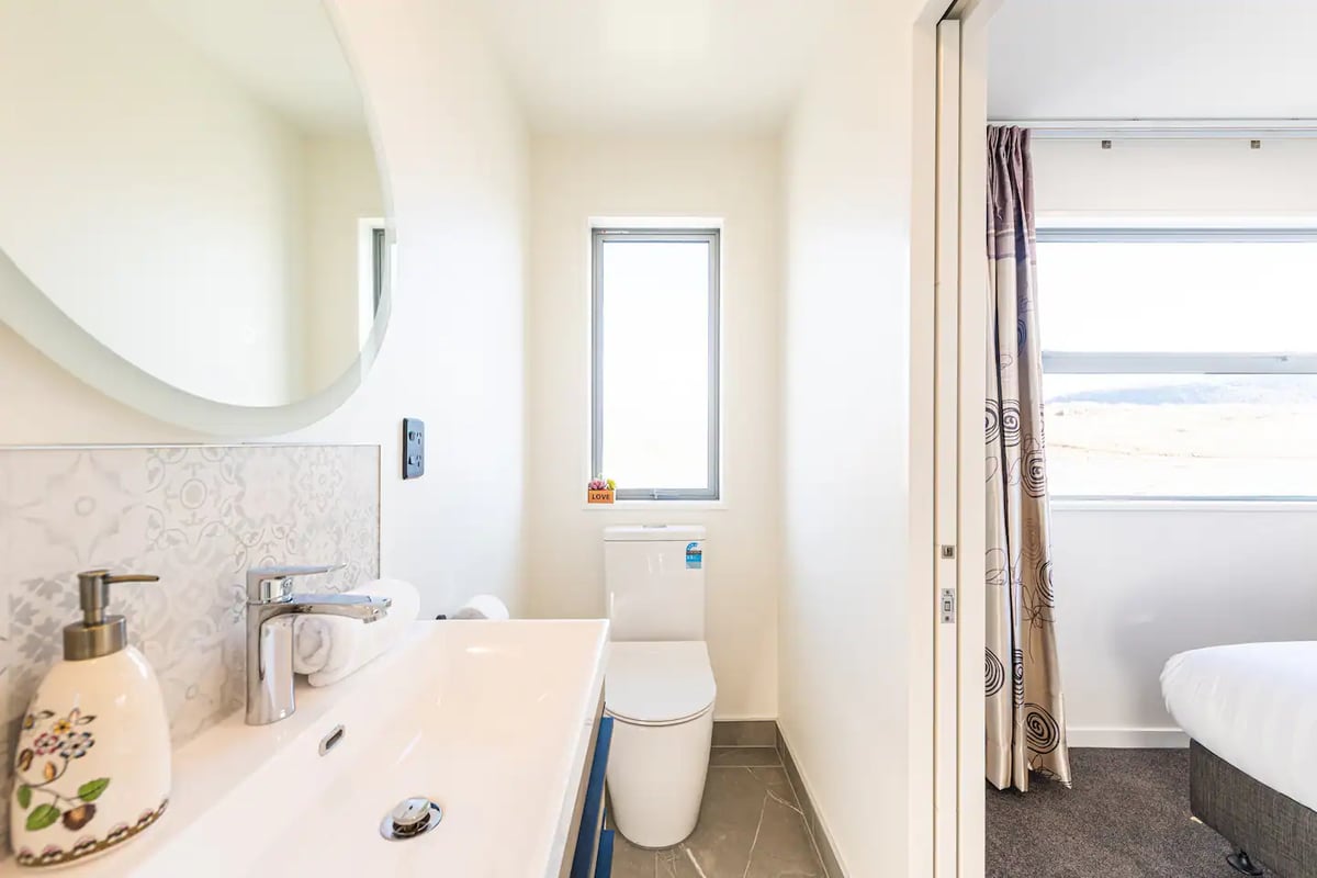 New, family friendly warm unit, free parking