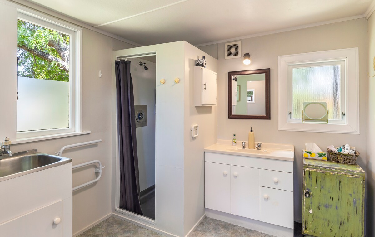 Plum Tree Retreat - Centrally Located Cottage