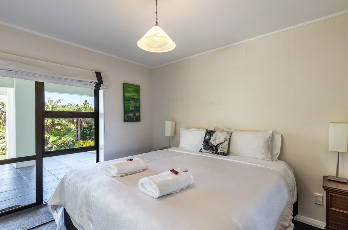 Riverside Villa - Spacious Stunning Location