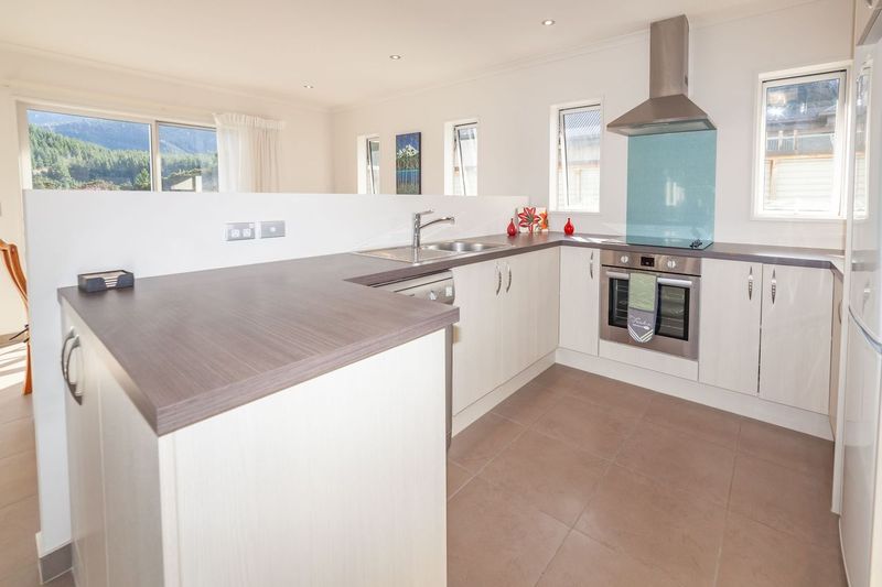 Hillside Hideaway (Pet Friendly) 