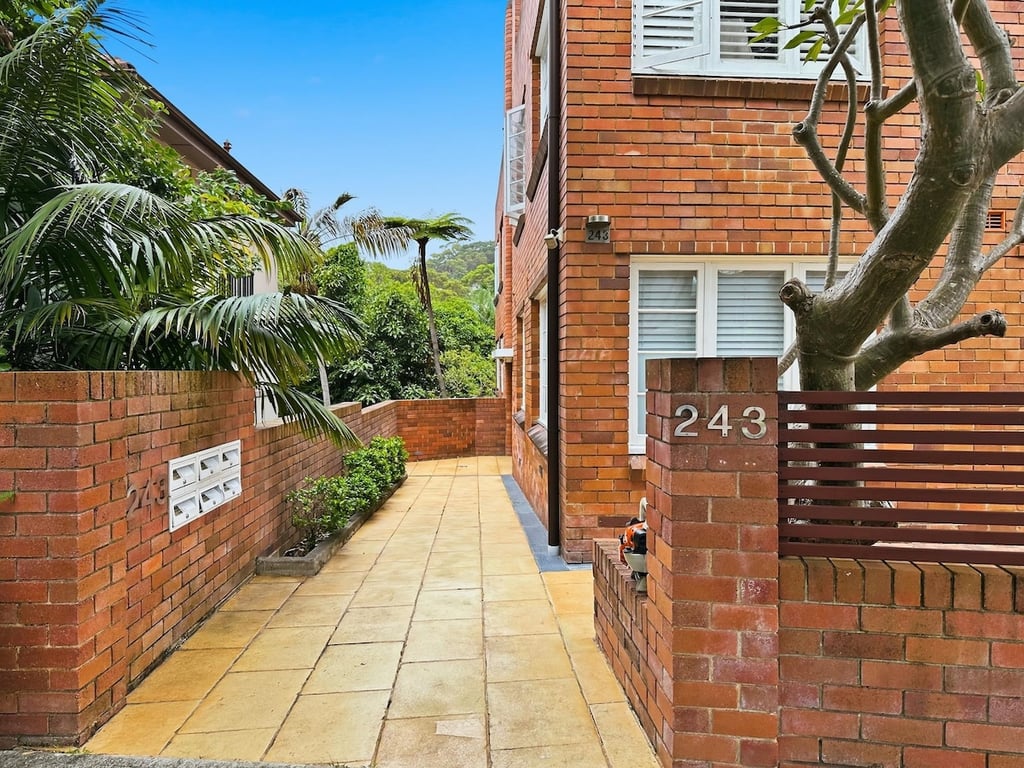 RAG25 - Balmoral Beach Lifesaver | Executive Listing