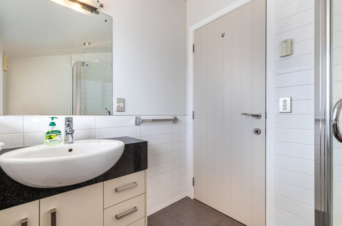 Modern Two Bedroom Apartment Great Location