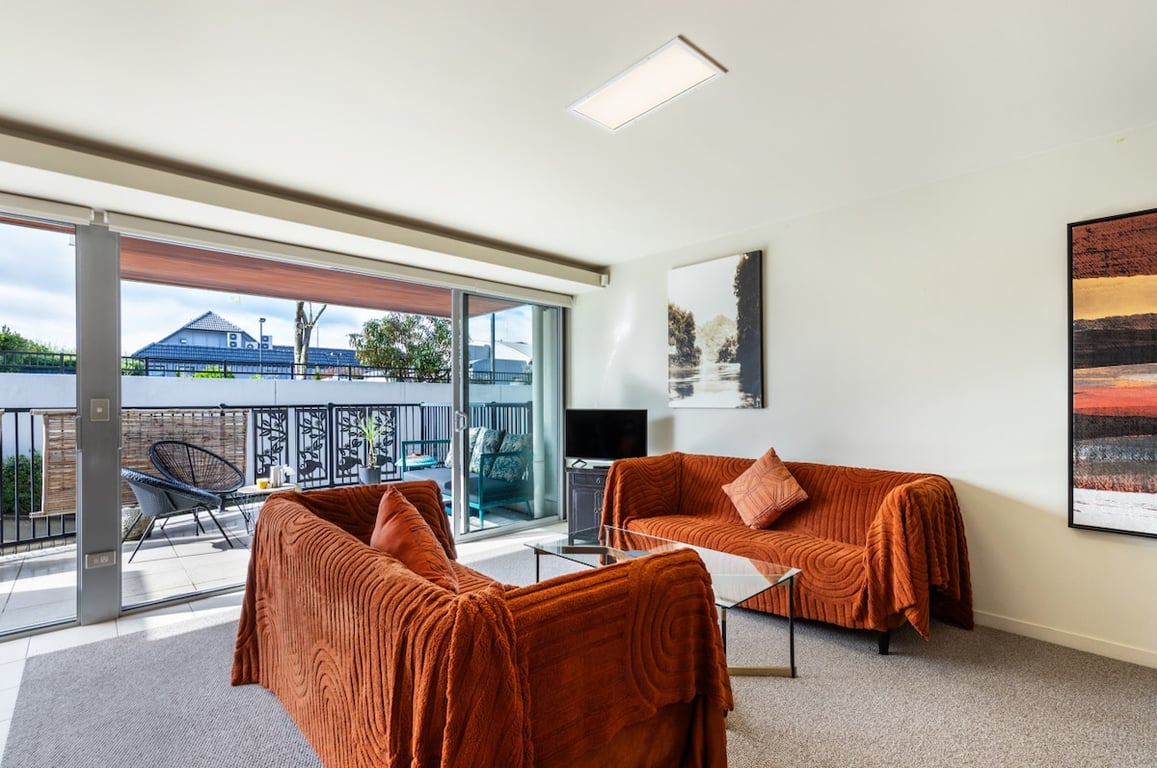 Central Stylish Apartment - Walk To Lake Shops & Cafes