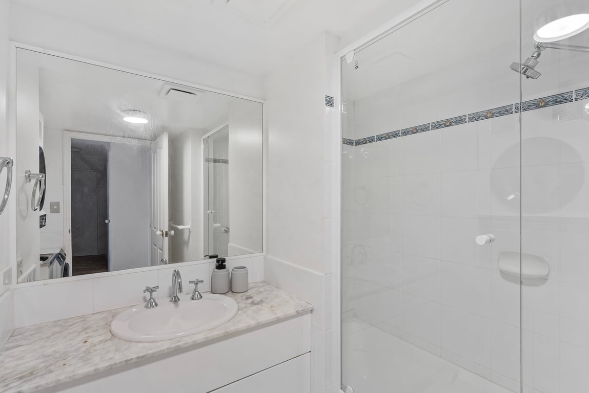 2 Bedroom Apartment - (1 Queen/2 Single)