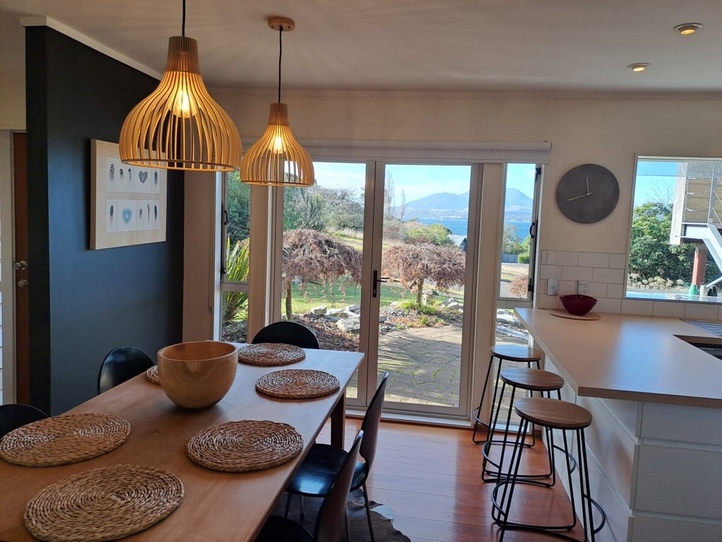 Te Urunga Place - Modern Comfort Near The Lake