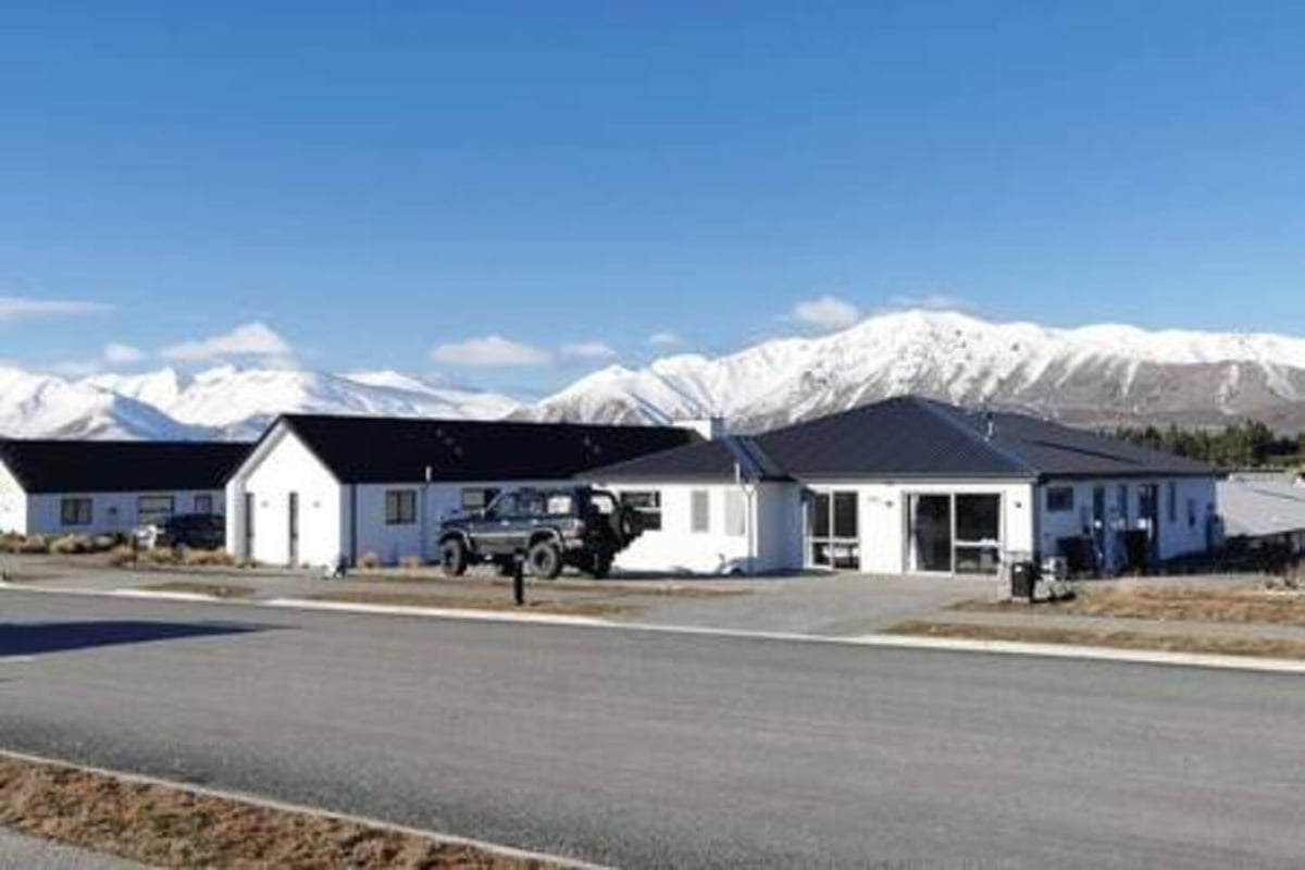 New, family friendly warm unit, mountain view