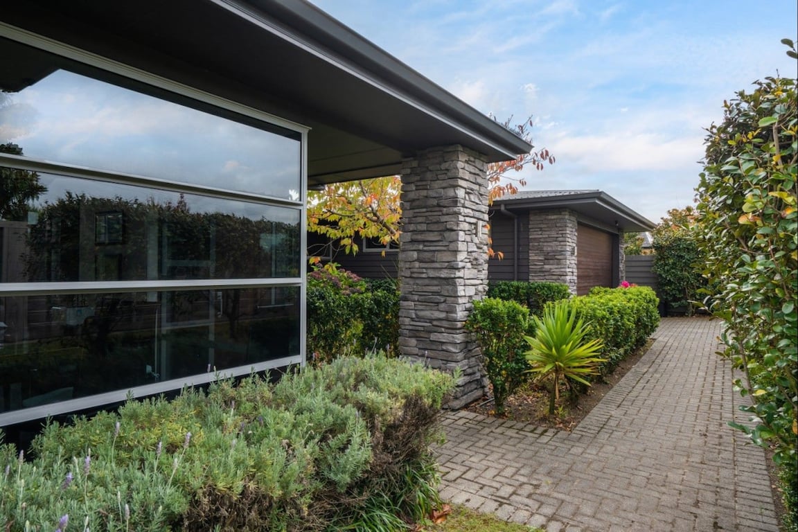 Large Modern Home Great Location & Has Wifi