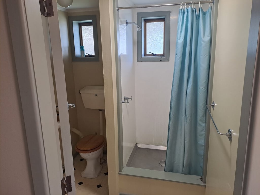 Pencarrow Lodge - Classic Kiwi Bach Close To Lake