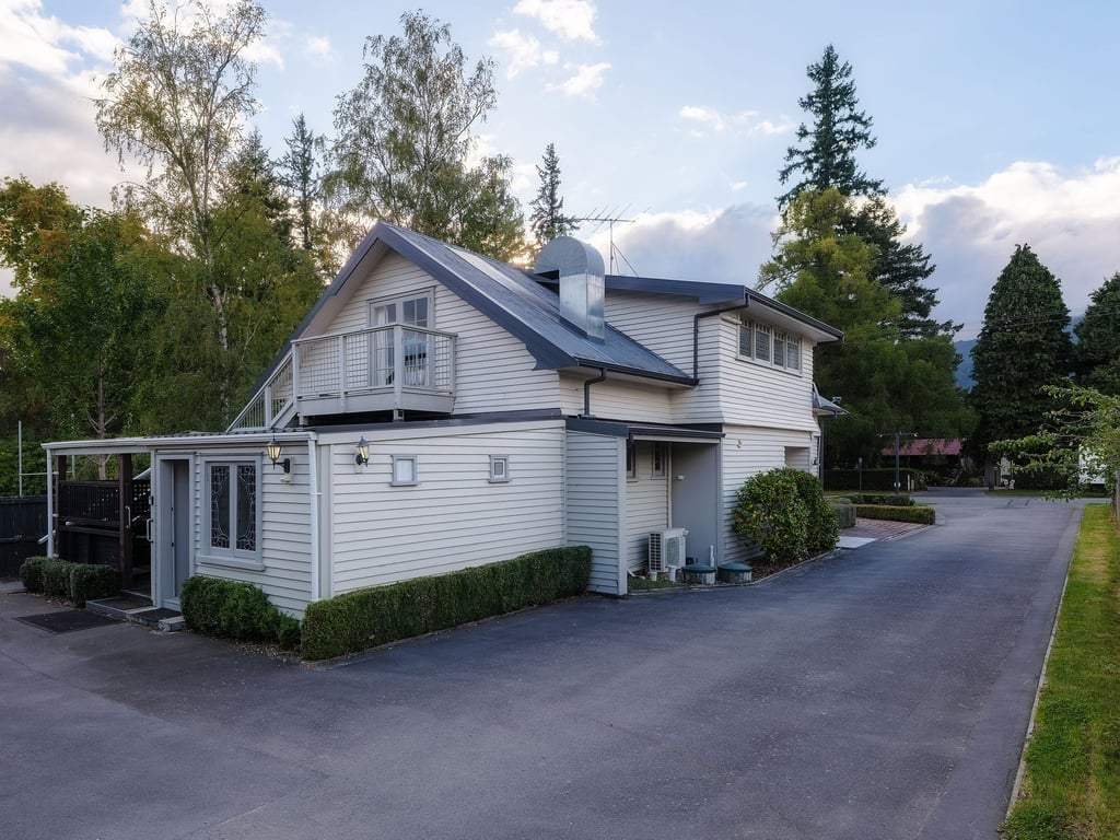 Cozy Corner at Jollies (Pet Friendly) 