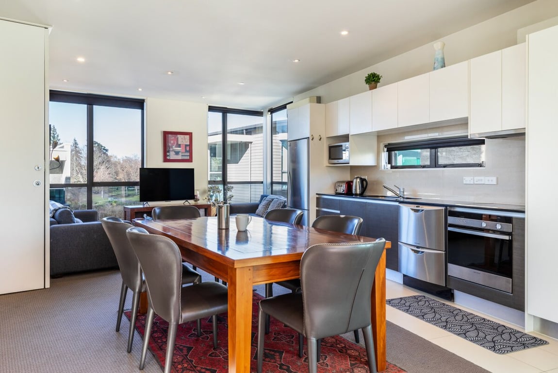 Modern Apartment Central With Wi-Fi & Linen