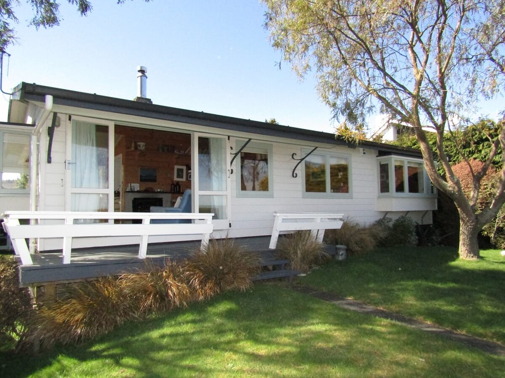 Beach Magic - Large Lakeside Home With Wi-Fi