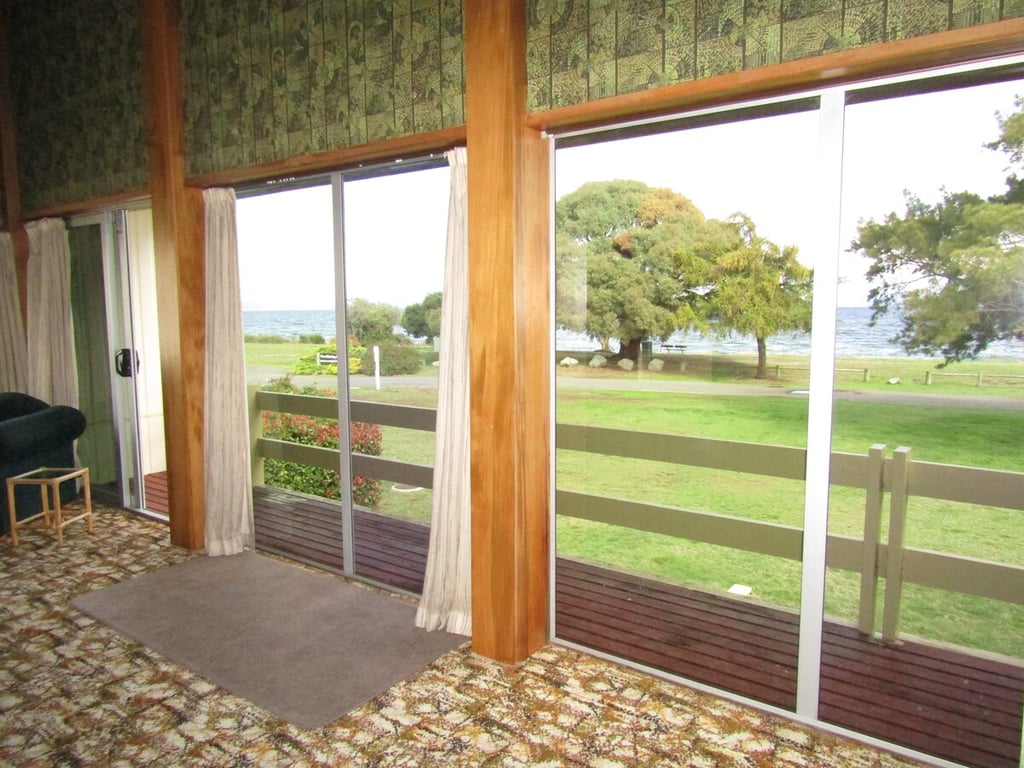Classic Kiwi Bach By The Lake – Family Friendly In Five Mile Bay