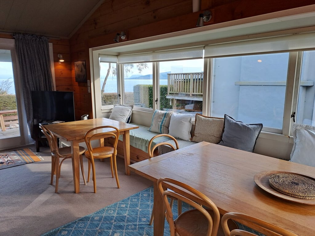 Beach Magic - Large Lakeside Home With Wi-Fi
