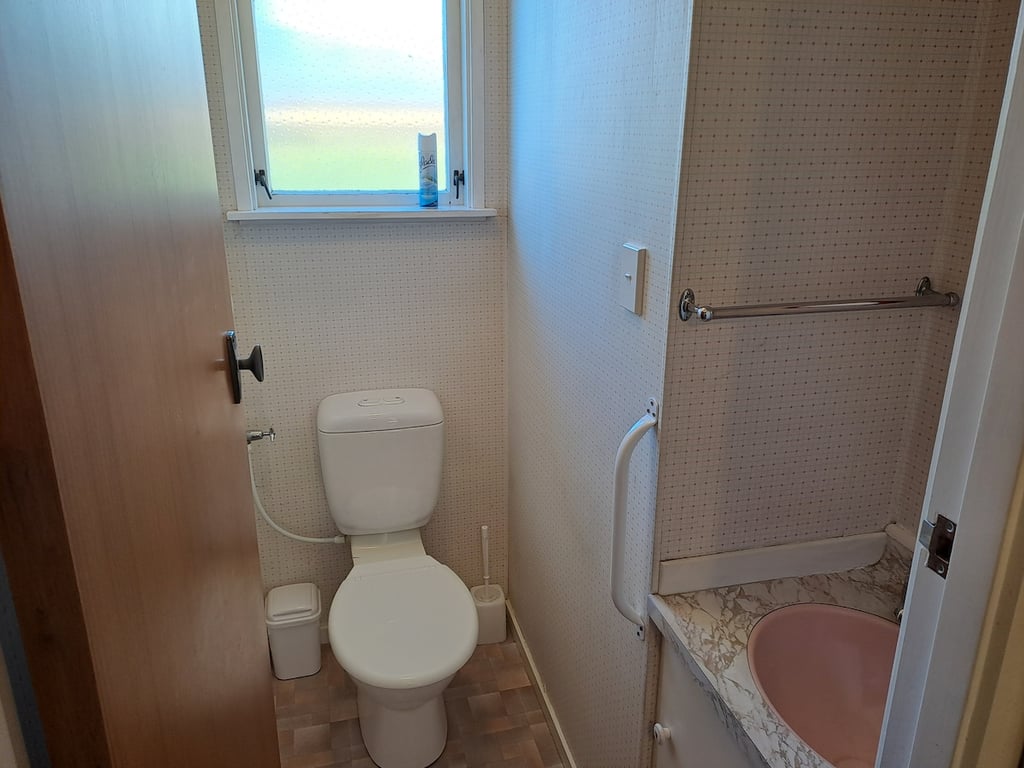 Classic Kiwi Bach - Great Location By The Lake
