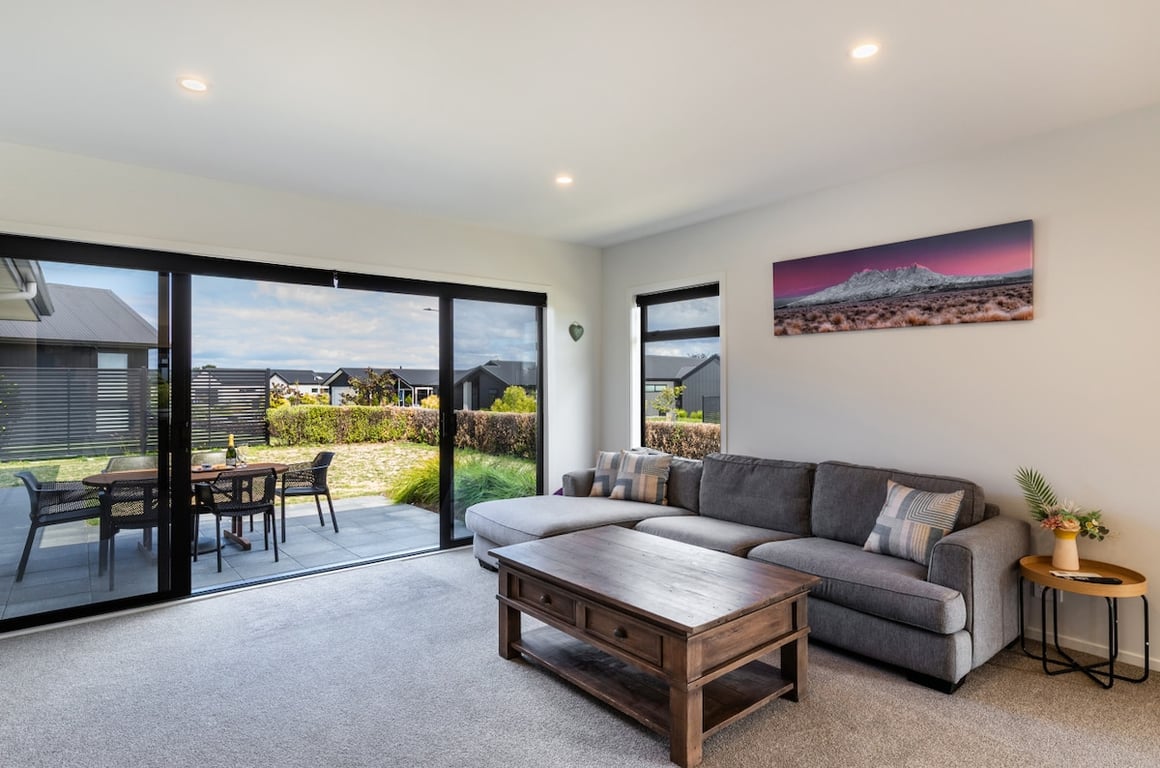 Modern Holiday Retreat - Relax & Unwind In Style