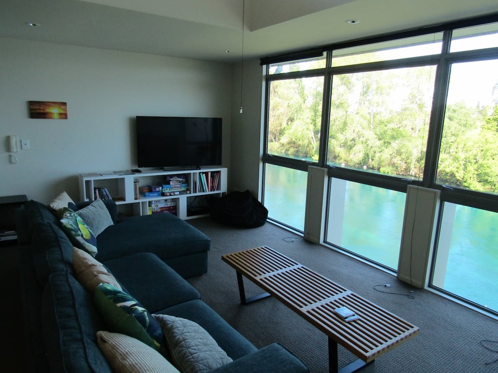 Modern Riverside Apartment - Stunning Views