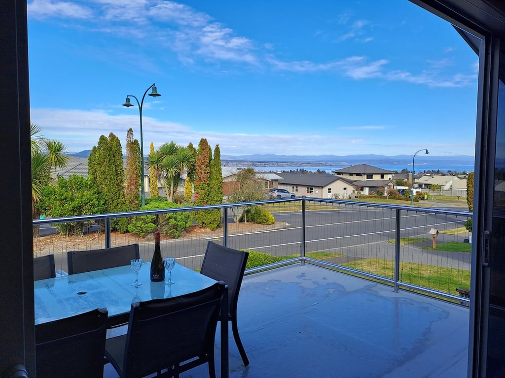 Elevated Taupo Views - Modern Family Home