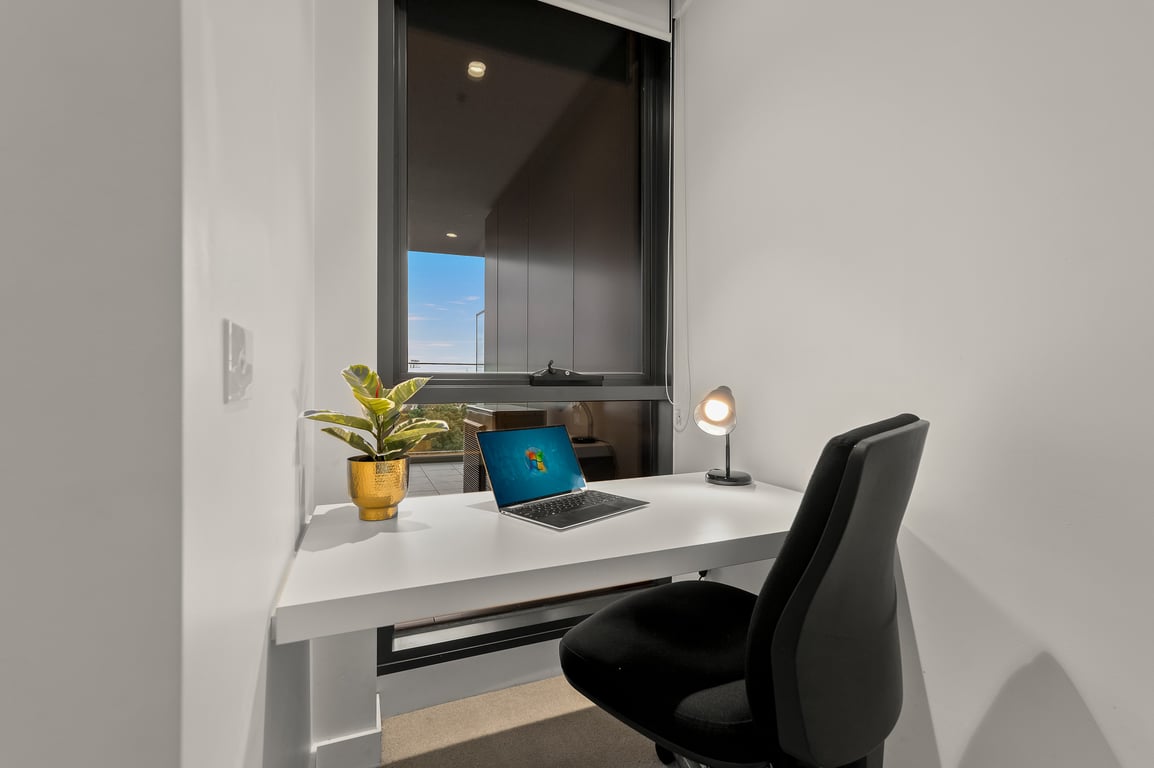 Unwind with Beautiful Albert Park and Hobsons Bay Views! 2 Bedrooms | 2 Bathrooms | Free Parking