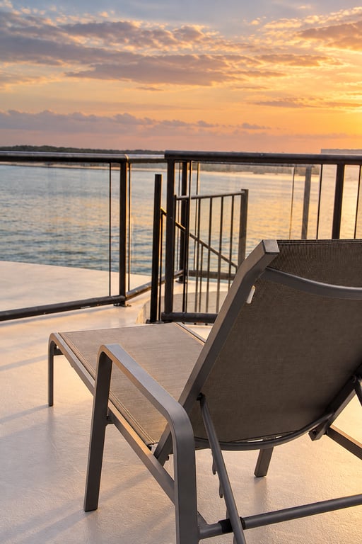 Unit 305 – Deluxe 1 Bedroom Waterfront Rooftop 