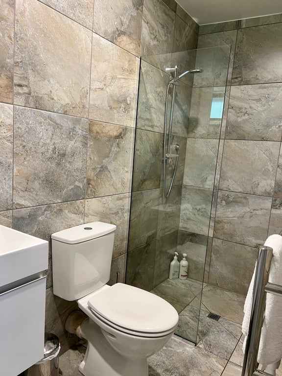 Retreat on Cheltenham (Pet Friendly) 