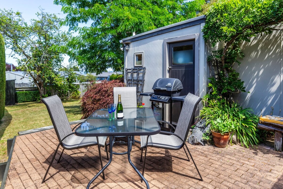Plum Tree Retreat - Centrally Located Cottage