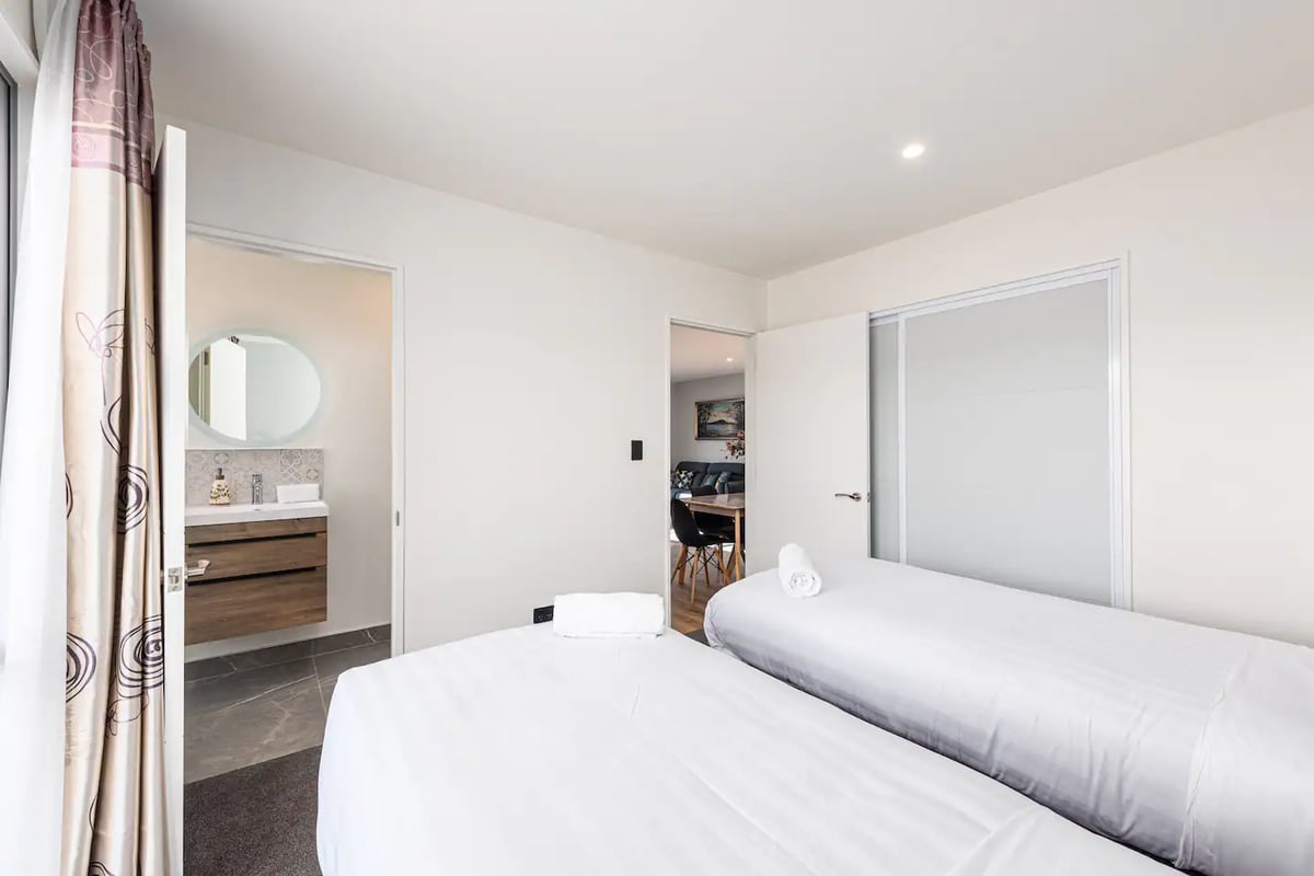 New, family friendly warm unit, free parking