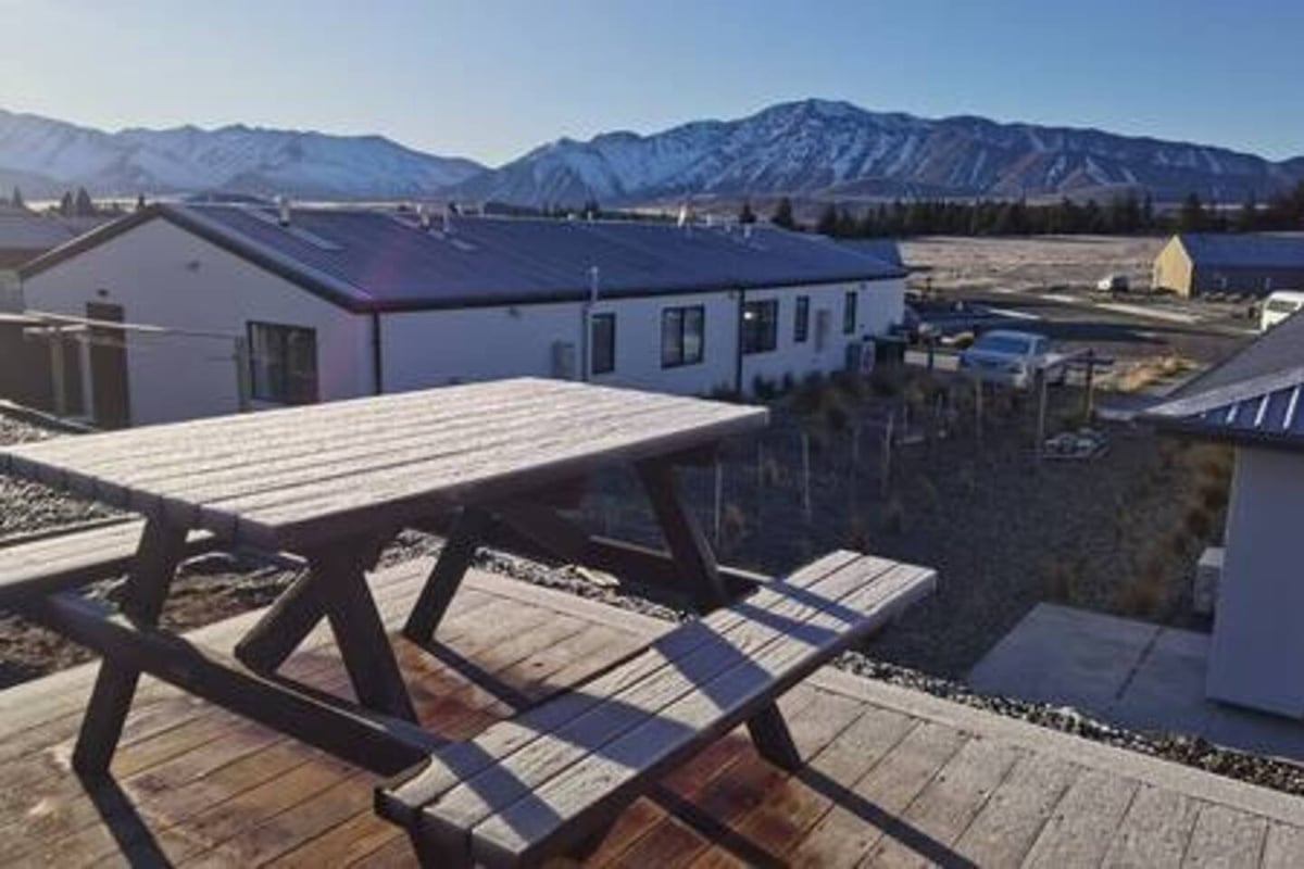 New, family friendly warm unit, mountain view