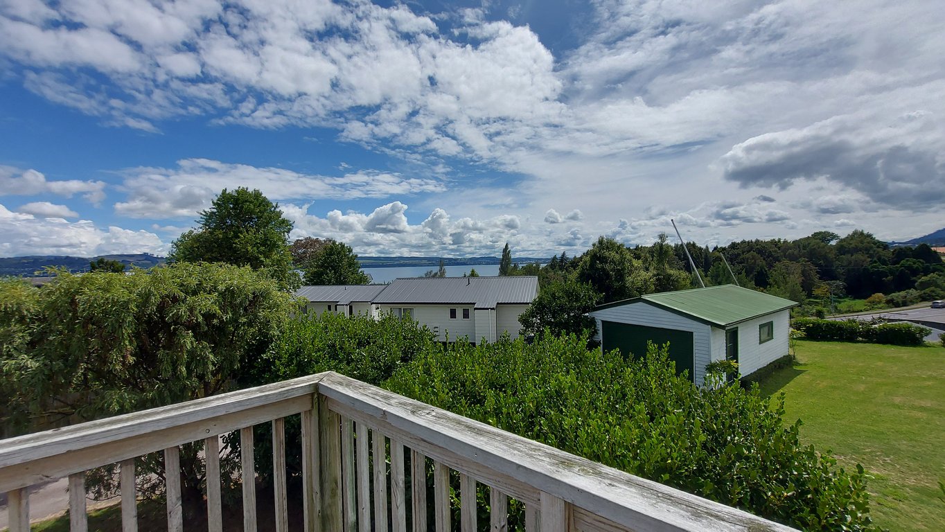 The Lake House - Wharewaka Point Bach